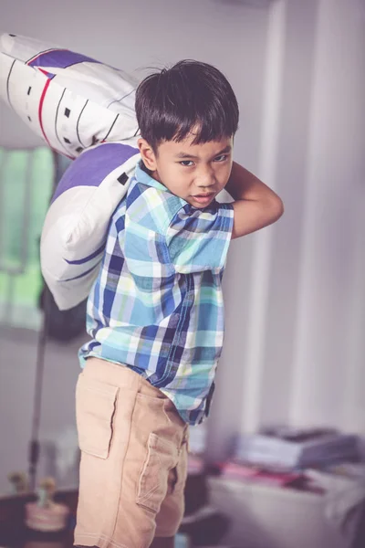 Un enfant asiatique agressif. Le garçon a l'air furieux. Ton vintage . — Photo