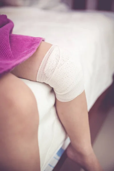 Criança ferida. Ferida no joelho da criança com bandagem. Tom vintage . — Fotografia de Stock