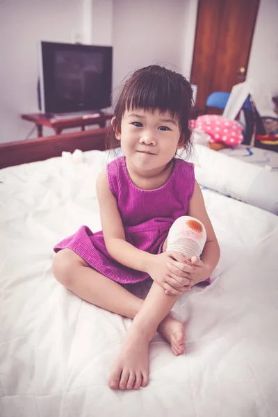 Corpo inteiro. Criança ferida. Ferida no joelho da criança com bandagem — Fotografia de Stock