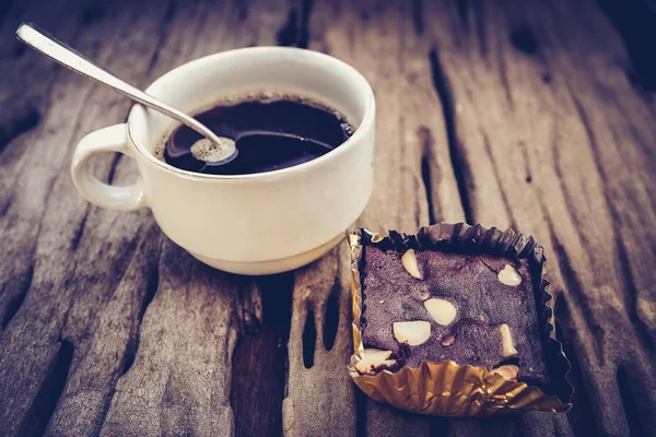 Ciasto czekoladowe brownie i gorąca kawa na stare drewniane tła. — Zdjęcie stockowe