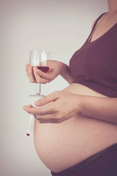 Widok z boku ciąży z papierosów i alkoholu. Koncepcja w ciąży macierzyństwa niezdrowe. — Zdjęcie stockowe