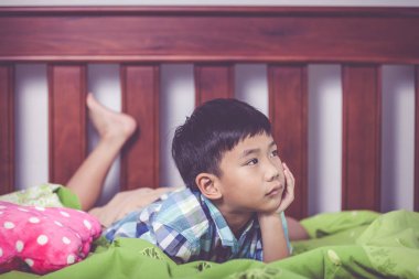 Üzgün çocuk yatak odası iç. Sorun aile kavramı.