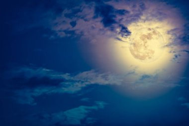 Gece gökyüzü bulutlar ve parlak dolunay ile parlak.  
