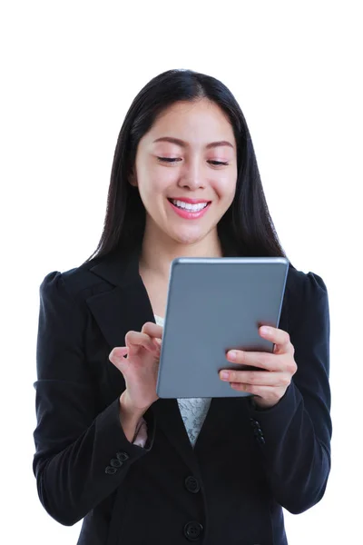 Asiatisk kvinna håller tablet PC, isolerad på vit bakgrund — Stockfoto