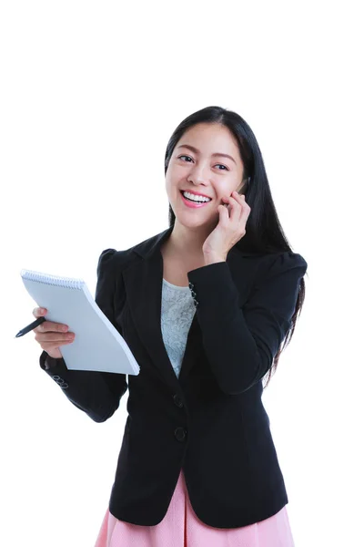 Framgångsrik affärskvinna talar i telefon och hålla Obs papper — Stockfoto