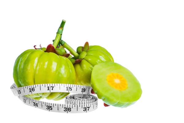 Garcinia cambogia frutta fresca con tapeline, isolata su bianco . — Foto Stock