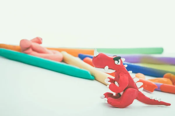 Modello creativo di argilla di dinosauro rosso. Gioca impasto animale. tono vintage — Foto Stock