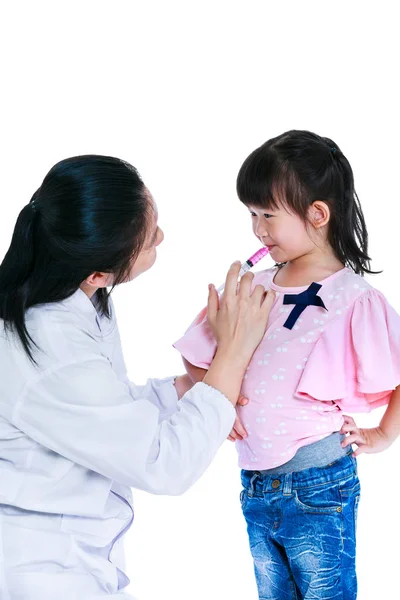 Лікар дає дитячі ліки шприцом. Ізольовані на білому тлі . — стокове фото