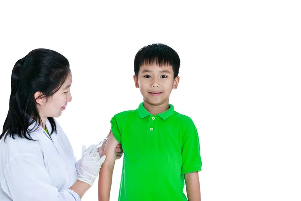 El chico de la enfermedad asiática recibe una inyección, vacunación. Aislado sobre fondo blanco . — Foto de Stock