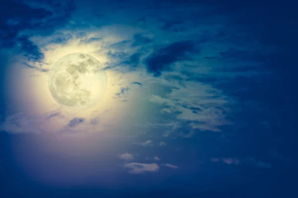 Gece gökyüzü bulutlar ve parlak dolunay ile parlak. — Stok fotoğraf