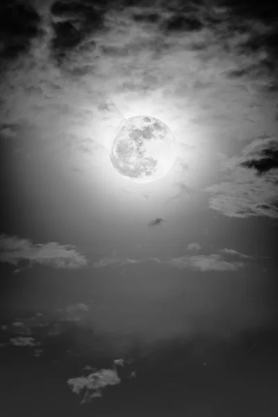 Cielo nocturno con nubes y luna llena brillante con brillante . — Foto de Stock