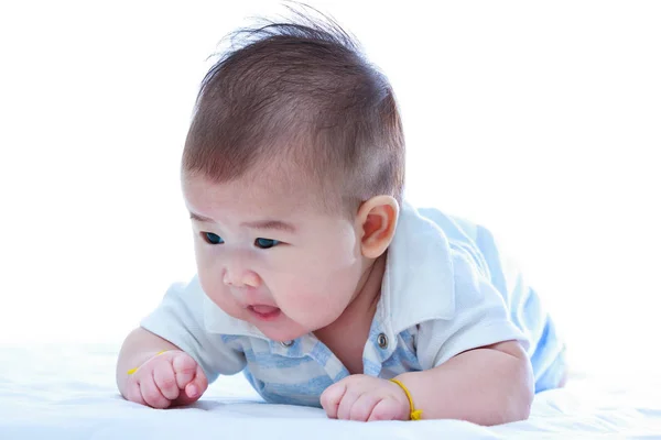 Niños sanos. Lindo bebé arrastrándose. Adorable niña, sobre fondo blanco . — Foto de Stock