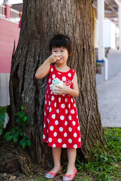 Adorable chica asiática comiendo helado en el día de verano. Al aire libre el día de verano . —  Fotos de Stock