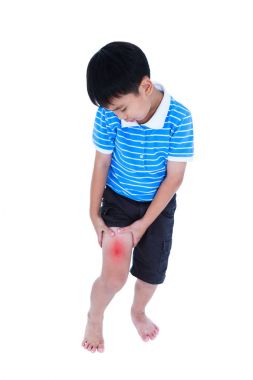 Asyalı çocuk uyluk yaralı dolu gövdesi. Beyaz arka plan üzerinde izole.
