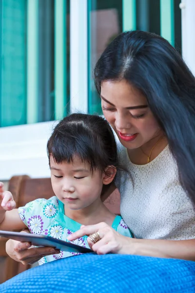 亚洲的母亲和女儿使用数字平板电脑。家庭开支 — 图库照片