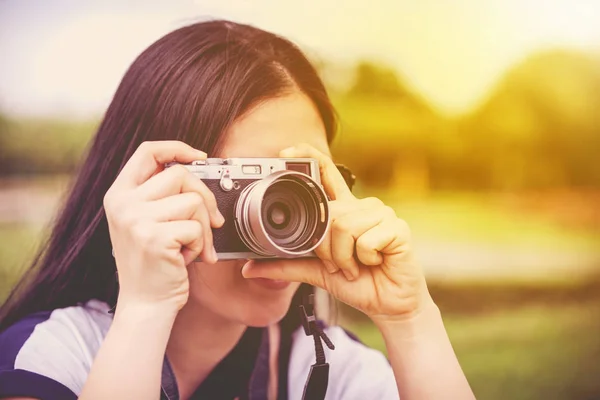 Vrouwelijke fotograaf met professionele digitale Camera. Retro stijl — Stockfoto