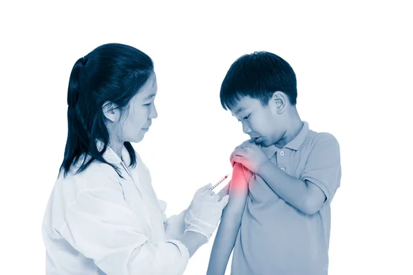 Médico vacunando el brazo de un niño. Asiático chico preocuparse acerca de vacuna jeringa . —  Fotos de Stock