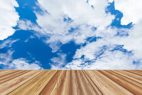 Tablero de madera Perspectiva mesa vacía sobre hermoso cielo azul — Foto de Stock