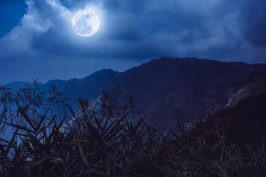 Dağ doruklarına mavi gökyüzü ve güzel dolunay ile.