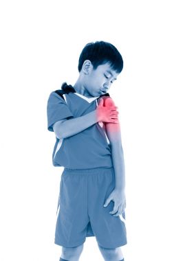 Ağrı, omuz ile Asya futbol oyuncusu. Beyaz arka plan üzerinde izole.