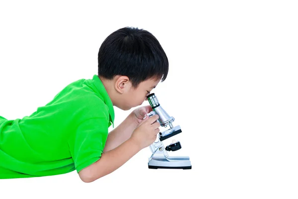 Aziatische kind waargenomen door een Microscoop biologische voorbereiding — Stockfoto
