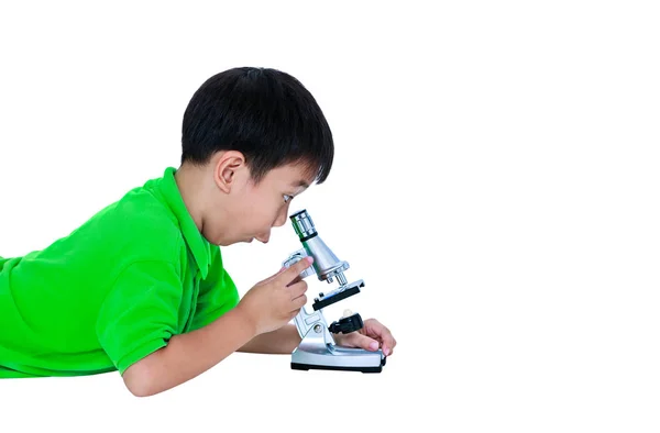 顕微鏡の生物学的準備を通して見たアジアの子 — ストック写真
