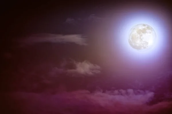 Нічне небо з хмарами і яскравий повний місяць з блискучою . — стокове фото