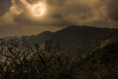 Dağ doruklarına gökyüzü ve güzel dolunay. Sepya rengi.