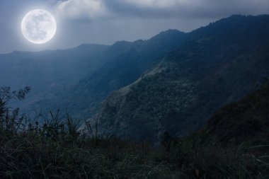 Dağ doruklarına mavi gökyüzü ve güzel dolunay ile.