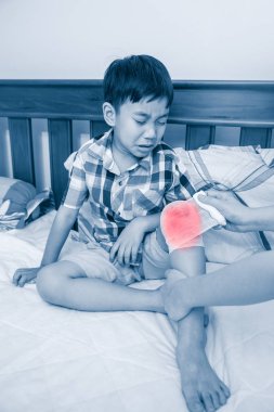 Çocuk yaralandı. Bandaj oğlunun diz anne. 