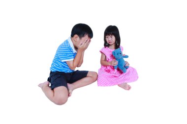Kardeş kavga çatışması. Aile kavramı kavga. Beyaz arka plan üzerinde izole. 