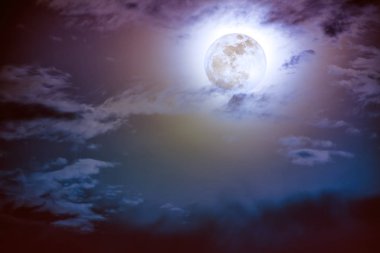 Gece gökyüzü bulutlar ve parlak dolunay ile parlak.  