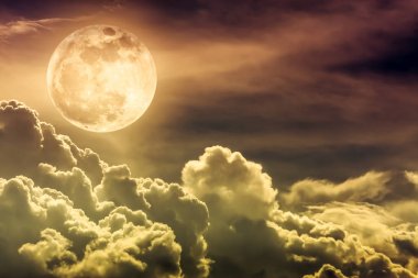 Gece gökyüzü bulutlar ve parlak dolunay ile parlak.  