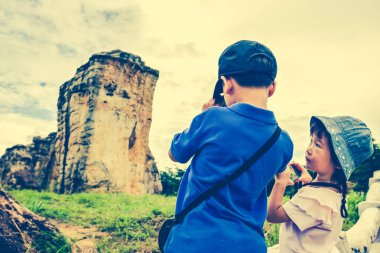 Asya çocuk kamera ile fotoğraf çekmek. Cross süreci ve vintage sesi.