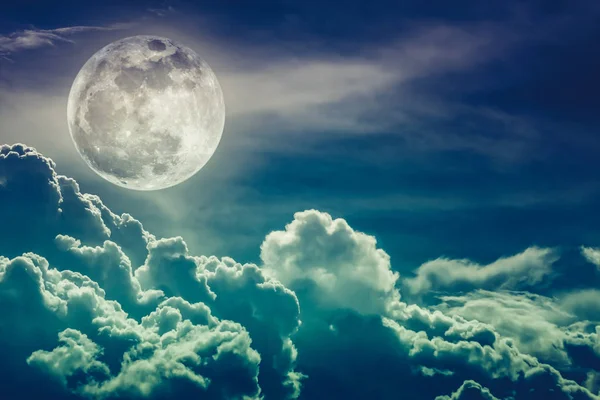 Nighttime sky with clouds and bright full moon with shiny. — Stock Photo, Image