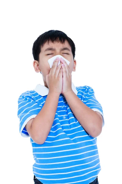 Bonito menino asiático soprando o nariz no tecido. Isolado sobre fundo branco . — Fotografia de Stock