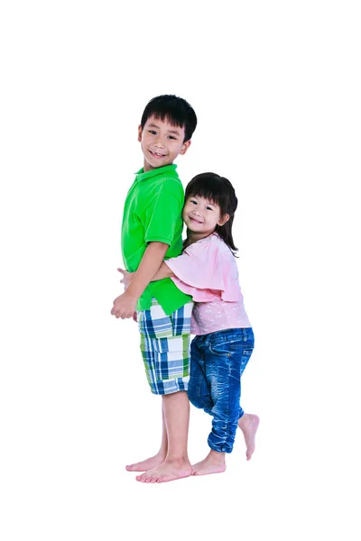 亚洲妹妹站和拥抱他的弟弟笑的很开心，我 — 图库照片