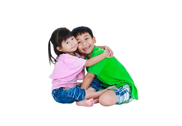 Azjatycka uprzejmie brat przytulanie jego siostra szczęśliwy uśmiechający się razem, — Zdjęcie stockowe
