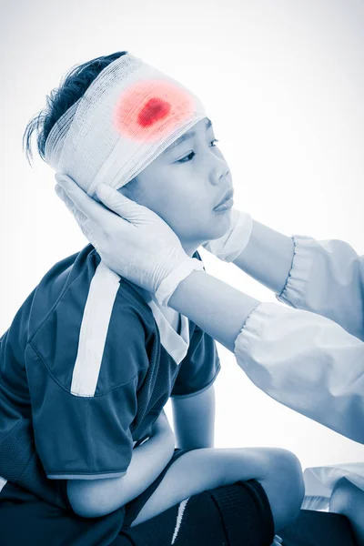 Atleta asiatico ragazzo con trauma alla testa. Su sfondo bianco . — Foto Stock
