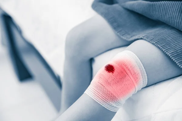 Child injured. Wound on child's knee with bandage. Human health care and medicine concept. — Stock Photo, Image