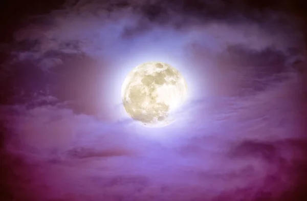 Нічне небо з хмарами і яскравим повним місяцем . — стокове фото