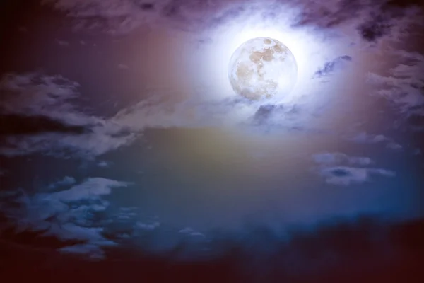 Ciel nocturne avec nuages et pleine lune brillante avec brillant . — Photo
