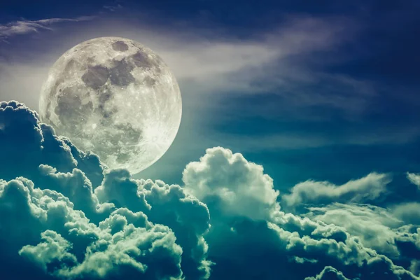 Nachtelijke hemel met wolken en heldere volle maan met glanzend. Kruis proces. — Stockfoto