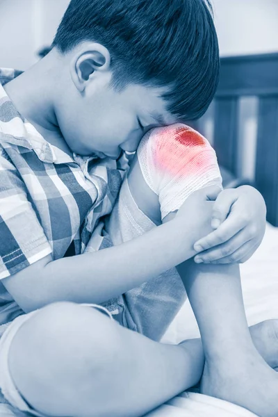 Kind gewond. Wond op de knie van het kind met pleister. — Stockfoto