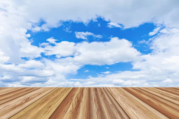 Perspectief houten bord leeg tafelblad over mooie blauwe hemel met bewolkt. — Stockfoto