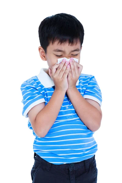 Gutaussehender asiatischer Junge, der seine Nase ins Gewebe pustet. isoliert auf weißem Hintergrund. — Stockfoto