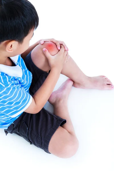 Nahaufnahme eines am Knie verletzten Kindes auf weißem Hintergrund. — Stockfoto