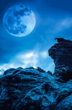 Boulder mavi gökyüzü bulutlar ve güzel Dolunay geceleri ile karşı.