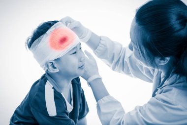 Spor yaralanma. Beyaz baş hasta üzerinde bir bandaj doktor yapıyor.