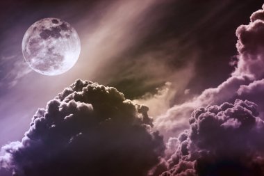 Gece gökyüzü bulutlar ve parlak dolunay ile parlak.  